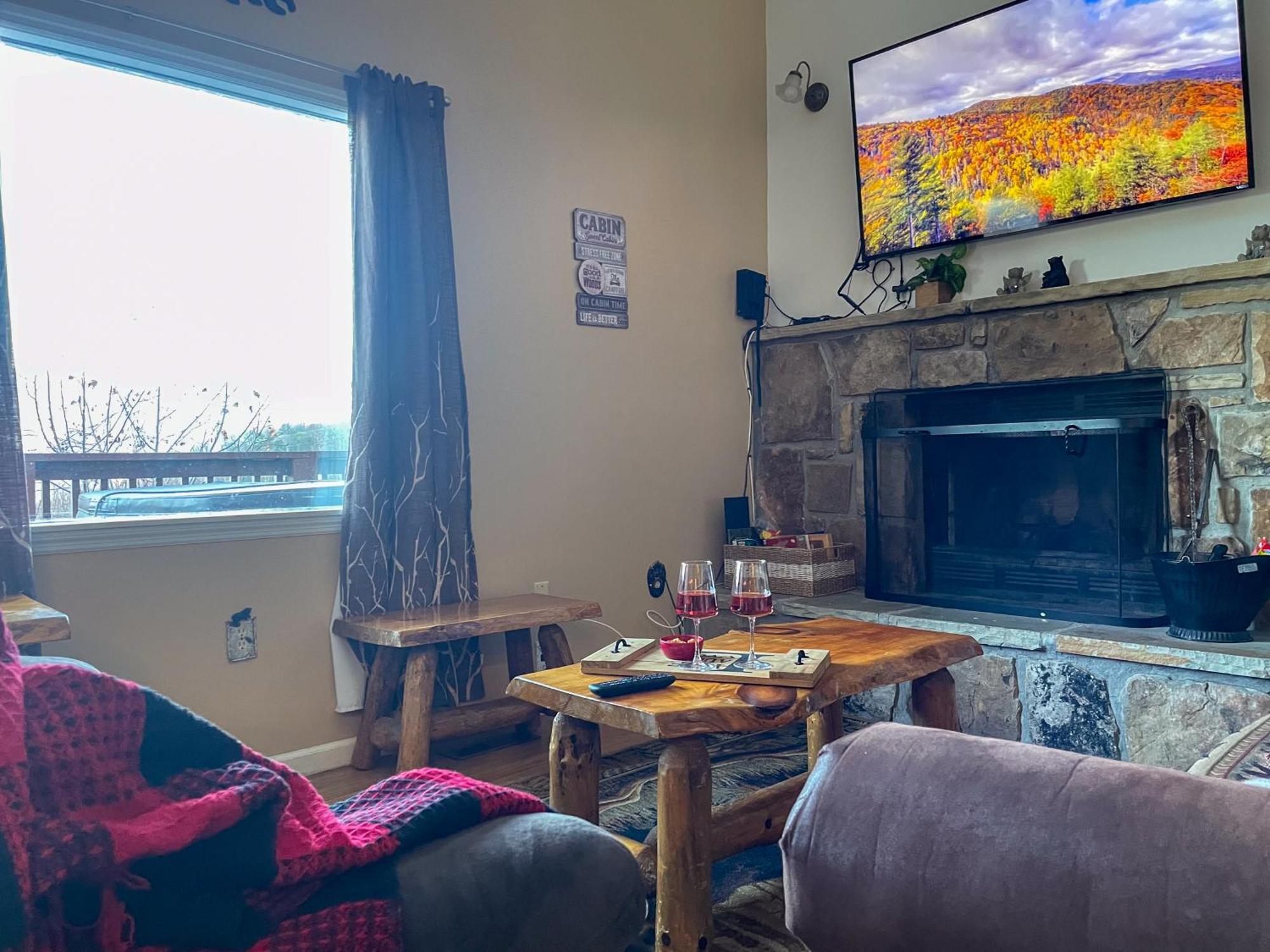Heavenly View - Bear Themed Cabin, Hottub, Dog-Friendly, Near Гатлинбург Экстерьер фото